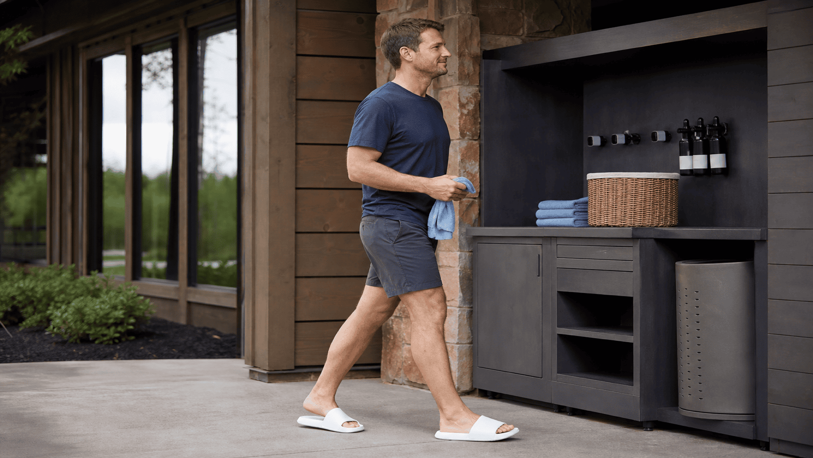 Easy-Clean Travel Slides: Choosing the Right Footwear